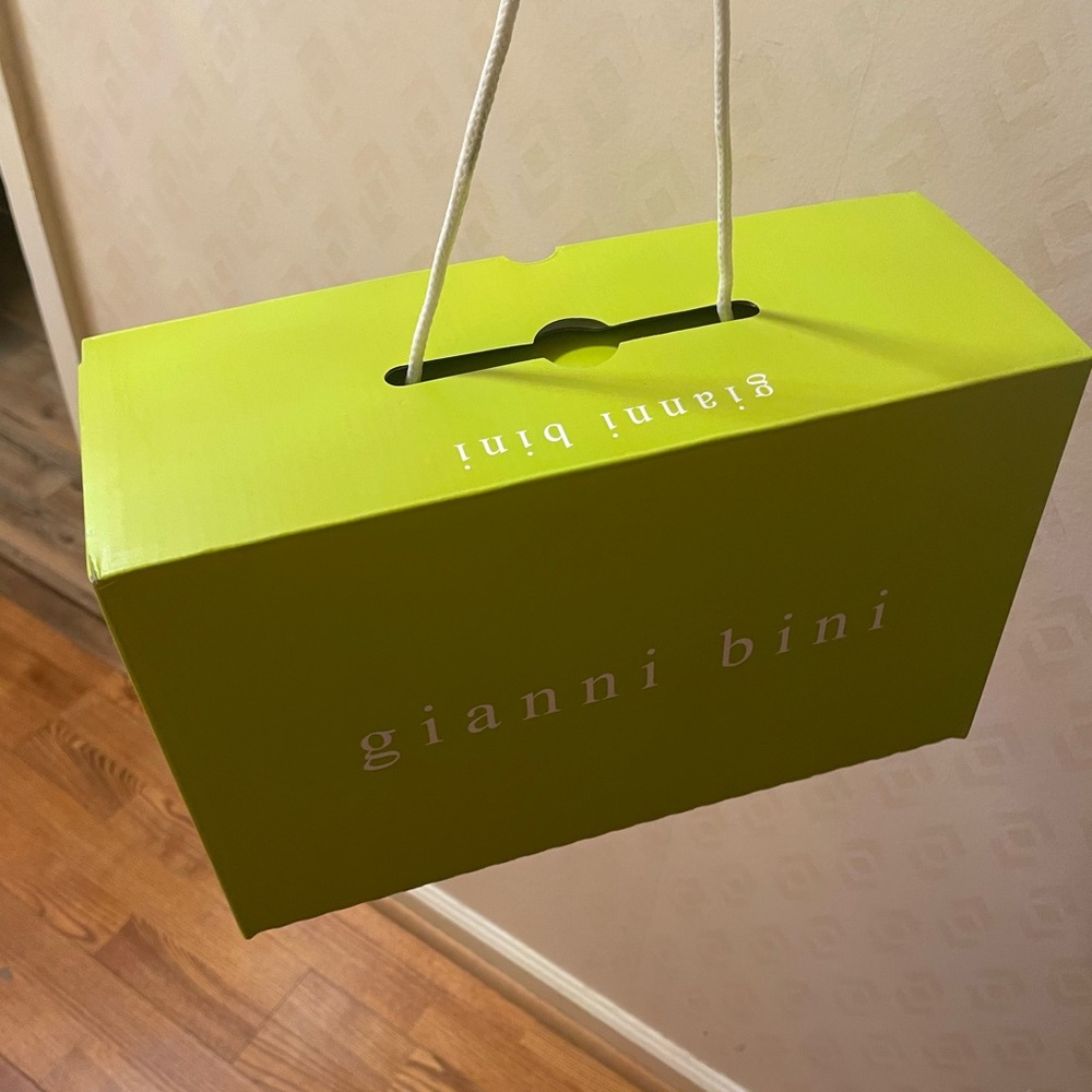 🆕♠️Gianni Bini Black and Gold Studded Sz9 Sandals🖤 - Picture 8 of 8